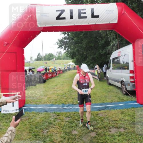 21.06.2025 - 27. Vierlanden-Triathlon MichiJ http://msf.ph/oto/8050157 15.06.2026 14:30:28 Ziel 1236, 1255 meine-sportfotos.de