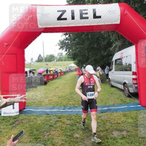 21.06.2025 - 27. Vierlanden-Triathlon MichiJ http://msf.ph/oto/8050159 15.06.2026 14:30:29 Ziel 1236, 1255 meine-sportfotos.de