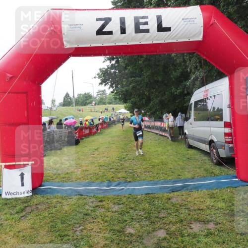 21.06.2025 - 27. Vierlanden-Triathlon MichiJ http://msf.ph/oto/8050161 15.06.2026 14:30:50 Ziel 1313 meine-sportfotos.de