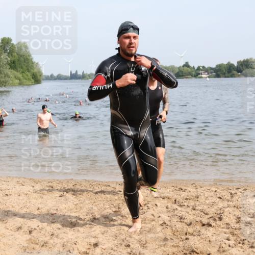 15.06.2025 - 27. Vierlanden-Triathlon Lena Gebhardt http://msf.ph/oto/8050164 15.06.2025 09:56:50 Schwimmen 258, 275, 281, 301, 320, 325 meine-sportfotos.de