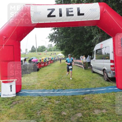 21.06.2025 - 27. Vierlanden-Triathlon MichiJ http://msf.ph/oto/8050165 15.06.2026 14:30:50 Ziel 1313 meine-sportfotos.de