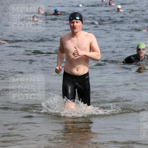 15.06.2025 - 27. Vierlanden-Triathlon Lena Gebhardt http://msf.ph/oto/8050166 15.06.2025 09:56:52 Schwimmen 258, 275, 281, 301, 325 meine-sportfotos.de