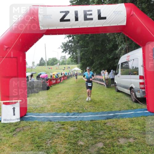 21.06.2025 - 27. Vierlanden-Triathlon MichiJ http://msf.ph/oto/8050167 15.06.2026 14:30:50 Ziel 1313 meine-sportfotos.de