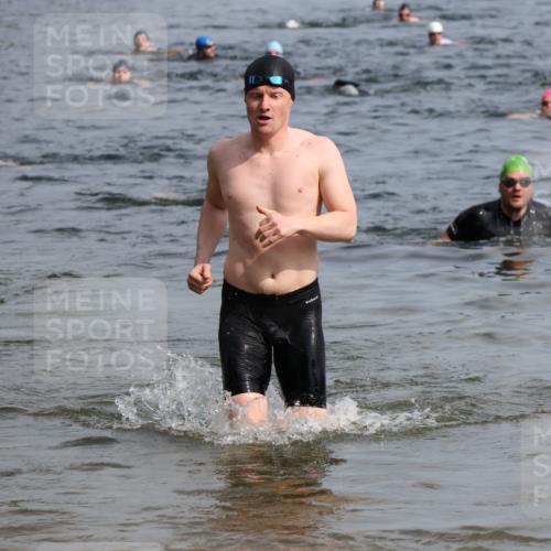 15.06.2025 - 27. Vierlanden-Triathlon Lena Gebhardt http://msf.ph/oto/8050168 15.06.2025 09:56:52 Schwimmen 258, 275, 281, 301, 325 meine-sportfotos.de