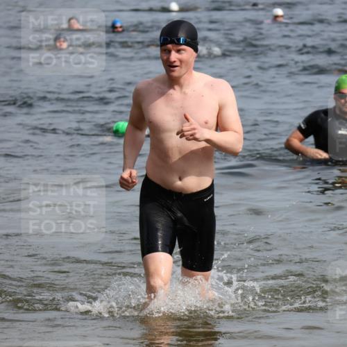 15.06.2025 - 27. Vierlanden-Triathlon Lena Gebhardt http://msf.ph/oto/8050170 15.06.2025 09:56:53 Schwimmen 258, 275, 281, 301, 325, 1399 meine-sportfotos.de