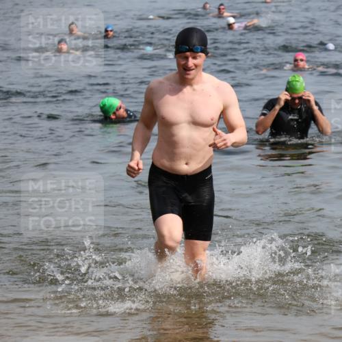 15.06.2025 - 27. Vierlanden-Triathlon Lena Gebhardt http://msf.ph/oto/8050173 15.06.2025 09:56:53 Schwimmen 258, 275, 281, 301, 325, 1399 meine-sportfotos.de