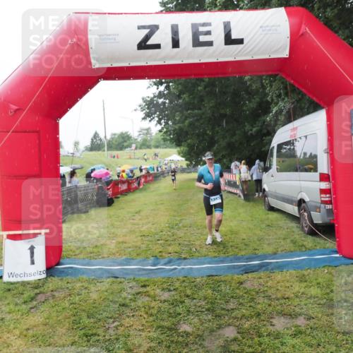 21.06.2025 - 27. Vierlanden-Triathlon MichiJ http://msf.ph/oto/8050174 15.06.2026 14:30:50 Ziel 1313 meine-sportfotos.de