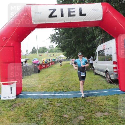 21.06.2025 - 27. Vierlanden-Triathlon MichiJ http://msf.ph/oto/8050182 15.06.2026 14:30:51 Ziel 1313 meine-sportfotos.de