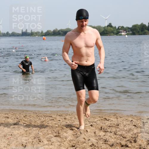 15.06.2025 - 27. Vierlanden-Triathlon Lena Gebhardt http://msf.ph/oto/8050183 15.06.2025 09:56:58 Schwimmen 258, 301, 325, 1399 meine-sportfotos.de