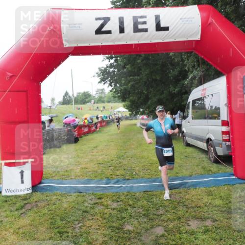 21.06.2025 - 27. Vierlanden-Triathlon MichiJ http://msf.ph/oto/8050184 15.06.2026 14:30:51 Ziel 1313 meine-sportfotos.de
