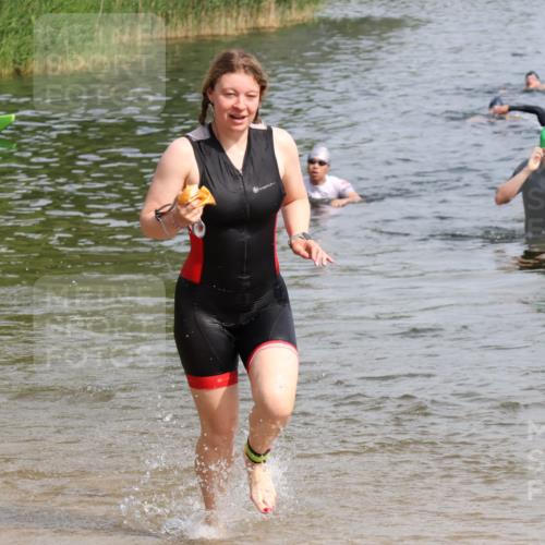 15.06.2025 - 27. Vierlanden-Triathlon Lena Gebhardt http://msf.ph/oto/8050187 15.06.2025 09:56:59 Schwimmen 258, 301, 325, 1399 meine-sportfotos.de
