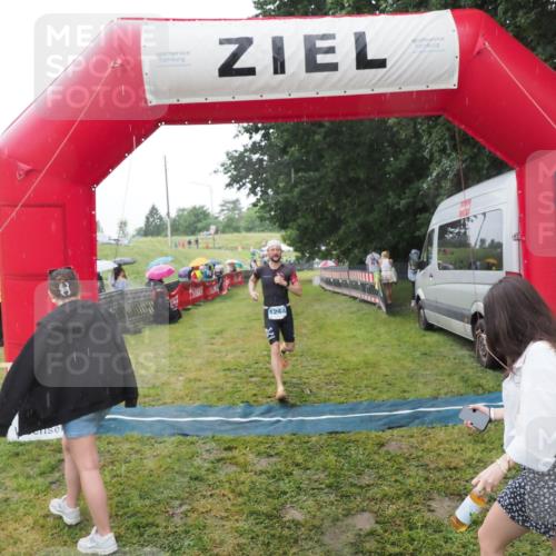 21.06.2025 - 27. Vierlanden-Triathlon MichiJ http://msf.ph/oto/8050188 15.06.2026 14:30:56 Ziel 1244, 1313 meine-sportfotos.de