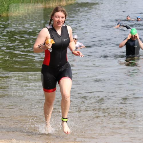 15.06.2025 - 27. Vierlanden-Triathlon Lena Gebhardt http://msf.ph/oto/8050189 15.06.2025 09:56:59 Schwimmen 258, 301, 325, 1399 meine-sportfotos.de