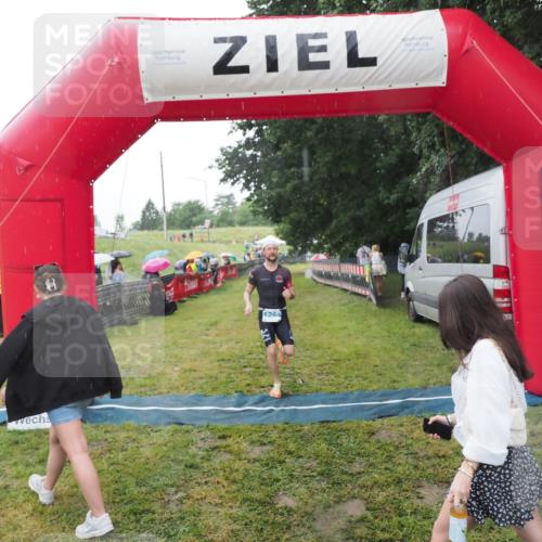 21.06.2025 - 27. Vierlanden-Triathlon MichiJ http://msf.ph/oto/8050191 15.06.2026 14:30:56 Ziel 1244, 1313 meine-sportfotos.de