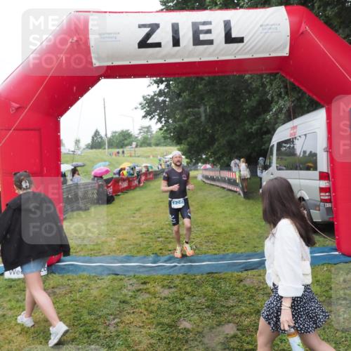 21.06.2025 - 27. Vierlanden-Triathlon MichiJ http://msf.ph/oto/8050193 15.06.2026 14:30:56 Ziel 1244, 1313 meine-sportfotos.de