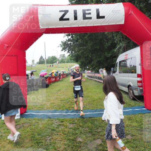 21.06.2025 - 27. Vierlanden-Triathlon MichiJ http://msf.ph/oto/8050195 15.06.2026 14:30:56 Ziel 1244, 1313 meine-sportfotos.de