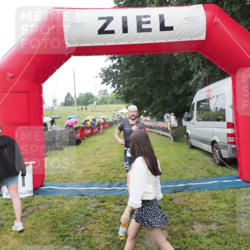 21.06.2025 - 27. Vierlanden-Triathlon MichiJ http://msf.ph/oto/8050201 15.06.2026 14:30:57 Ziel 1244, 1313 meine-sportfotos.de