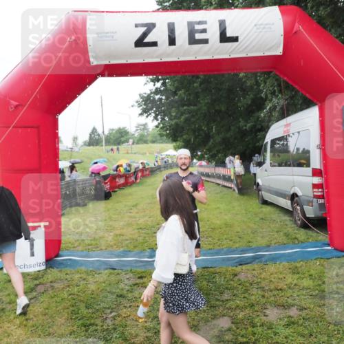 21.06.2025 - 27. Vierlanden-Triathlon MichiJ http://msf.ph/oto/8050204 15.06.2026 14:30:57 Ziel 1244, 1313 meine-sportfotos.de