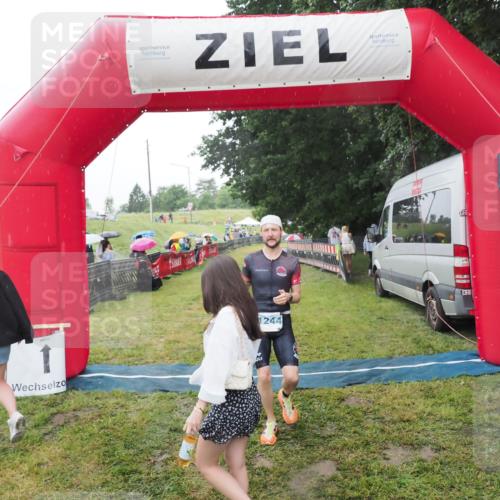 21.06.2025 - 27. Vierlanden-Triathlon MichiJ http://msf.ph/oto/8050206 15.06.2026 14:30:57 Ziel 1244, 1313 meine-sportfotos.de
