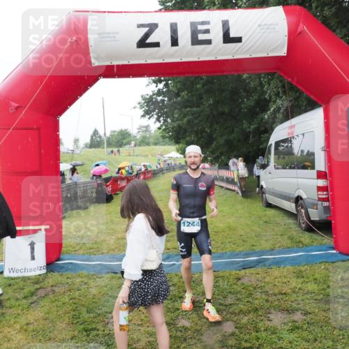 21.06.2025 - 27. Vierlanden-Triathlon MichiJ http://msf.ph/oto/8050208 15.06.2026 14:30:57 Ziel 1244, 1313 meine-sportfotos.de