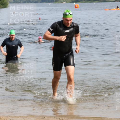 15.06.2025 - 27. Vierlanden-Triathlon Lena Gebhardt http://msf.ph/oto/8050209 15.06.2025 09:57:05 Schwimmen 263, 296, 325, 1399 meine-sportfotos.de