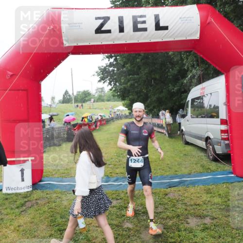 21.06.2025 - 27. Vierlanden-Triathlon MichiJ http://msf.ph/oto/8050210 15.06.2026 14:30:57 Ziel 1244, 1313 meine-sportfotos.de