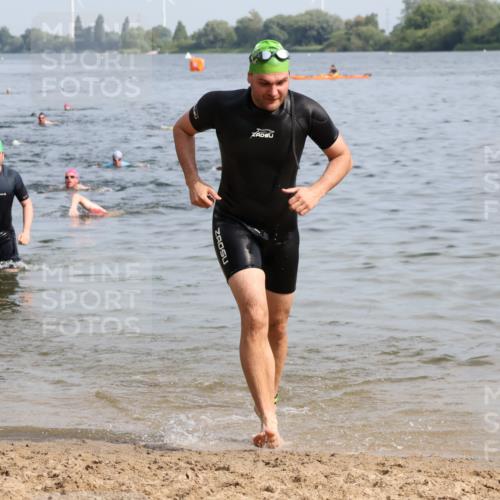 15.06.2025 - 27. Vierlanden-Triathlon Lena Gebhardt http://msf.ph/oto/8050211 15.06.2025 09:57:07 Schwimmen 263, 296, 325, 1399 meine-sportfotos.de