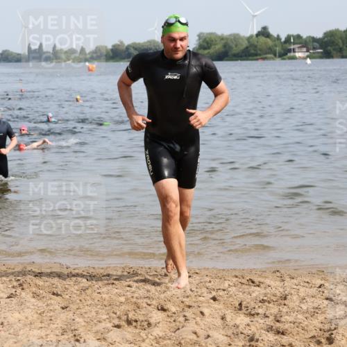 15.06.2025 - 27. Vierlanden-Triathlon Lena Gebhardt http://msf.ph/oto/8050214 15.06.2025 09:57:08 Schwimmen 263, 296, 325, 343, 1399 meine-sportfotos.de