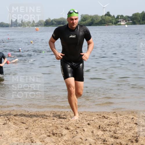 15.06.2025 - 27. Vierlanden-Triathlon Lena Gebhardt http://msf.ph/oto/8050216 15.06.2025 09:57:08 Schwimmen 263, 296, 325, 343, 1399 meine-sportfotos.de