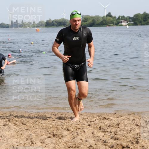 15.06.2025 - 27. Vierlanden-Triathlon Lena Gebhardt http://msf.ph/oto/8050218 15.06.2025 09:57:08 Schwimmen 263, 296, 325, 343, 1399 meine-sportfotos.de