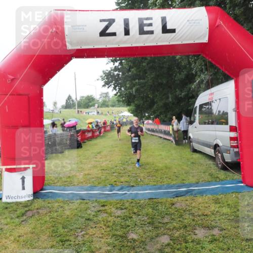 21.06.2025 - 27. Vierlanden-Triathlon MichiJ http://msf.ph/oto/8050219 15.06.2026 14:31:35 Ziel 1243 meine-sportfotos.de