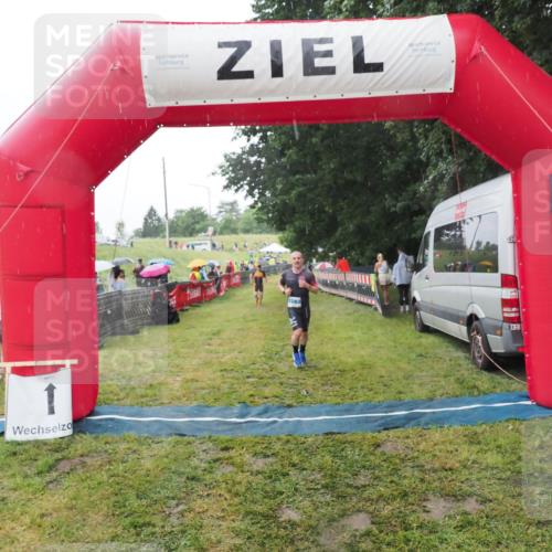21.06.2025 - 27. Vierlanden-Triathlon MichiJ http://msf.ph/oto/8050221 15.06.2026 14:31:35 Ziel 1243 meine-sportfotos.de