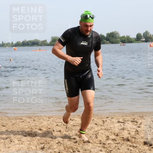 15.06.2025 - 27. Vierlanden-Triathlon Lena Gebhardt http://msf.ph/oto/8050222 15.06.2025 09:57:09 Schwimmen 263, 296, 343, 1399 meine-sportfotos.de