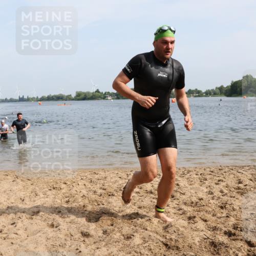 15.06.2025 - 27. Vierlanden-Triathlon Lena Gebhardt http://msf.ph/oto/8050224 15.06.2025 09:57:10 Schwimmen 263, 296, 343, 1399 meine-sportfotos.de