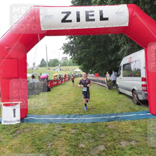 21.06.2025 - 27. Vierlanden-Triathlon MichiJ http://msf.ph/oto/8050225 15.06.2026 14:31:35 Ziel 1243 meine-sportfotos.de