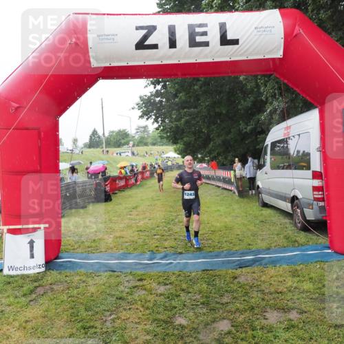 21.06.2025 - 27. Vierlanden-Triathlon MichiJ http://msf.ph/oto/8050227 15.06.2026 14:31:35 Ziel 1243 meine-sportfotos.de