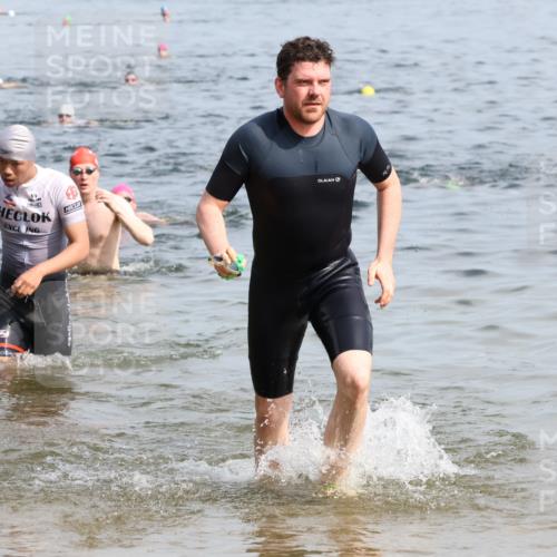 15.06.2025 - 27. Vierlanden-Triathlon Lena Gebhardt http://msf.ph/oto/8050228 15.06.2025 09:57:11 Schwimmen 263, 293, 296, 343, 1399 meine-sportfotos.de