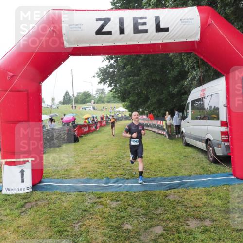 21.06.2025 - 27. Vierlanden-Triathlon MichiJ http://msf.ph/oto/8050229 15.06.2026 14:31:35 Ziel 1243 meine-sportfotos.de