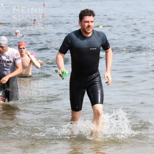 15.06.2025 - 27. Vierlanden-Triathlon Lena Gebhardt http://msf.ph/oto/8050230 15.06.2025 09:57:11 Schwimmen 263, 293, 296, 343, 1399 meine-sportfotos.de