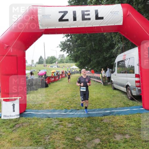 21.06.2025 - 27. Vierlanden-Triathlon MichiJ http://msf.ph/oto/8050231 15.06.2026 14:31:35 Ziel 1243 meine-sportfotos.de