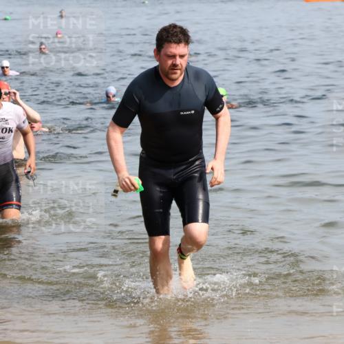 15.06.2025 - 27. Vierlanden-Triathlon Lena Gebhardt http://msf.ph/oto/8050232 15.06.2025 09:57:12 Schwimmen 263, 293, 296, 343, 1399 meine-sportfotos.de