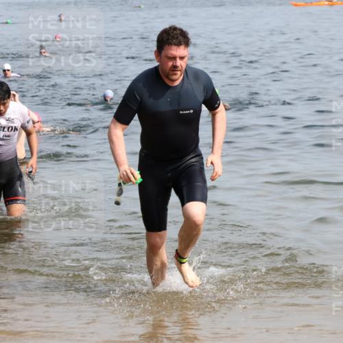 15.06.2025 - 27. Vierlanden-Triathlon Lena Gebhardt http://msf.ph/oto/8050233 15.06.2025 09:57:12 Schwimmen 263, 293, 296, 343, 1399 meine-sportfotos.de