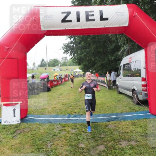 21.06.2025 - 27. Vierlanden-Triathlon MichiJ http://msf.ph/oto/8050236 15.06.2026 14:31:36 Ziel 1243, 1257 meine-sportfotos.de