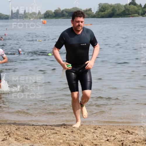 15.06.2025 - 27. Vierlanden-Triathlon Lena Gebhardt http://msf.ph/oto/8050237 15.06.2025 09:57:13 Schwimmen 263, 293, 296, 343, 1399 meine-sportfotos.de