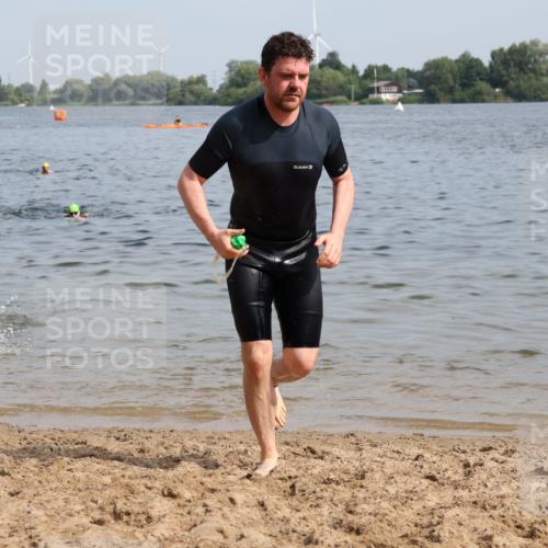 15.06.2025 - 27. Vierlanden-Triathlon Lena Gebhardt http://msf.ph/oto/8050239 15.06.2025 09:57:14 Schwimmen 263, 293, 296, 343 meine-sportfotos.de