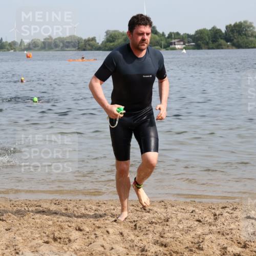 15.06.2025 - 27. Vierlanden-Triathlon Lena Gebhardt http://msf.ph/oto/8050242 15.06.2025 09:57:14 Schwimmen 263, 293, 296, 343 meine-sportfotos.de