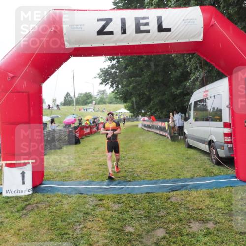 21.06.2025 - 27. Vierlanden-Triathlon MichiJ http://msf.ph/oto/8050245 15.06.2026 14:31:39 Ziel 1243, 1257 meine-sportfotos.de