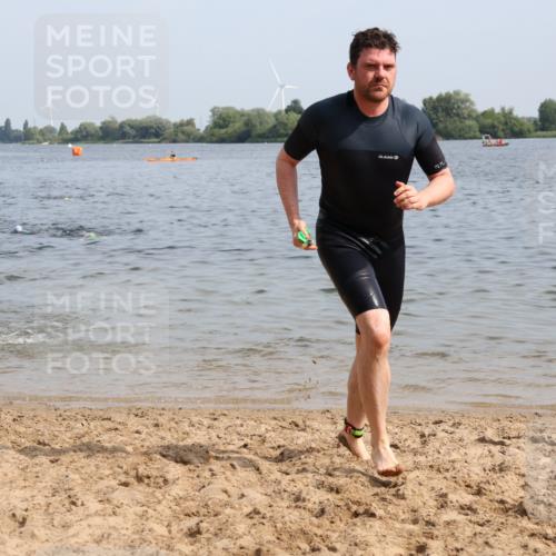 15.06.2025 - 27. Vierlanden-Triathlon Lena Gebhardt http://msf.ph/oto/8050246 15.06.2025 09:57:15 Schwimmen 263, 293, 296, 343 meine-sportfotos.de
