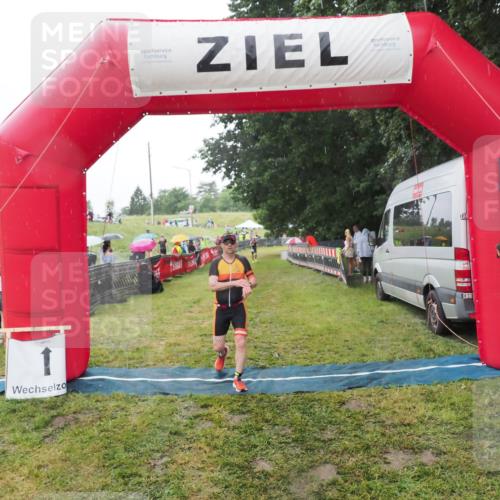 21.06.2025 - 27. Vierlanden-Triathlon MichiJ http://msf.ph/oto/8050254 15.06.2026 14:31:40 Ziel 1243, 1257 meine-sportfotos.de