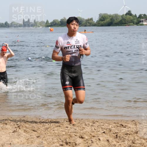 15.06.2025 - 27. Vierlanden-Triathlon Lena Gebhardt http://msf.ph/oto/8050255 15.06.2025 09:57:17 Schwimmen 263, 293, 296, 324, 343 meine-sportfotos.de